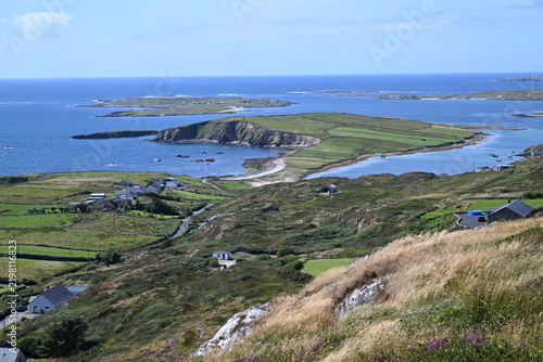 La route du ciel en Irlande dans le comté de Galway est une route emblématique et panoramique, longue de 16 kilomètres, elle offre des paysages époustouflants sur l'océan atlantique et les îles.
