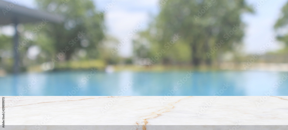 Obraz premium Empty marble table top with blur outdoor swimming pool in tropical resort hotel summer background