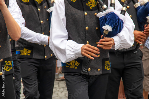 Gros plan sur un joueur de biniou breton en costume traditionnel