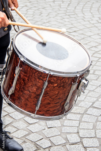 Joueur de tambour breton traditionnel originaire de la région de Fouesnant, dans le Finistère