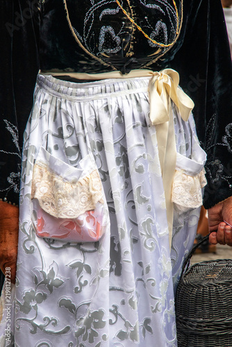 Costume traditionnel pour un défilé breton. Finistère, Bretagne