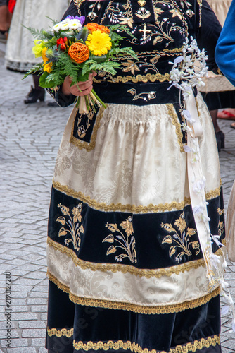 Costume traditionnel pour un défilé breton. Finistère, Bretagne