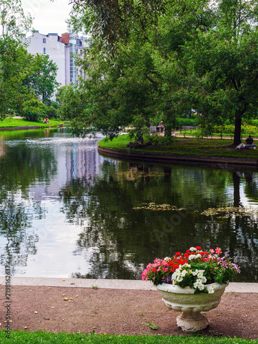 Fotografie Saint Petersburg, Russia – July 29, 2025: a view of the pond and the green alley