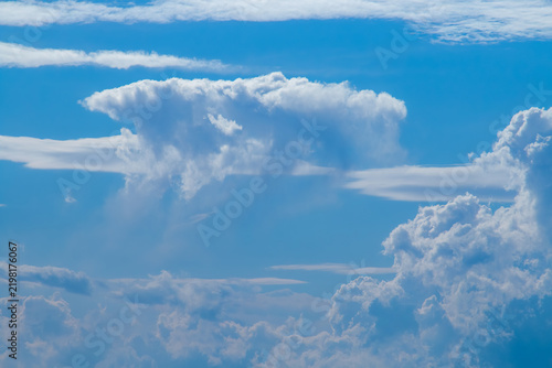 El paisaje de nubes se ha ido formando de manera magnífica. Un vasto cielo azul y las nubes como telón de fondo.