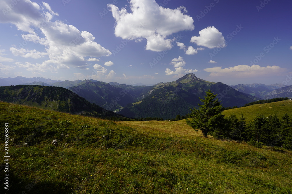 Fototapeta premium Tres jolie paysage et panoramique de Montagne chetal- France en été, 