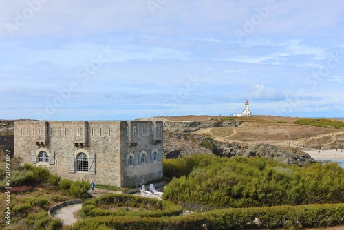 Принти на полотні Le phare de la Pointe des Poulains et le fort de Sarah Bernard (Belle-Ile-en-mer