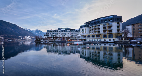 Fotografía Historic lakefront buildings reflected in Zell am See Austria