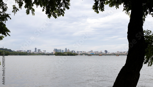 Фотография Wide view of West Lake, with boats and Hangzhou skyline, China