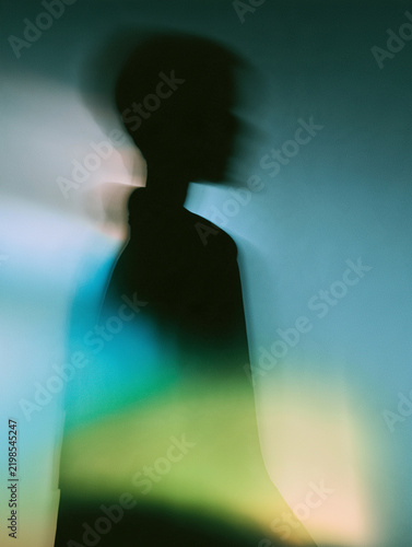 Fototapeta 光と色彩の中に浮かぶ人物のぼやけたシルエットを表現した抽象ポートレート