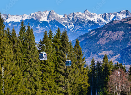 Fotografía Alpine mountain range above the valley at Zell am See Austria