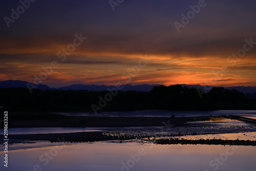 夕焼けに染まる北上川
