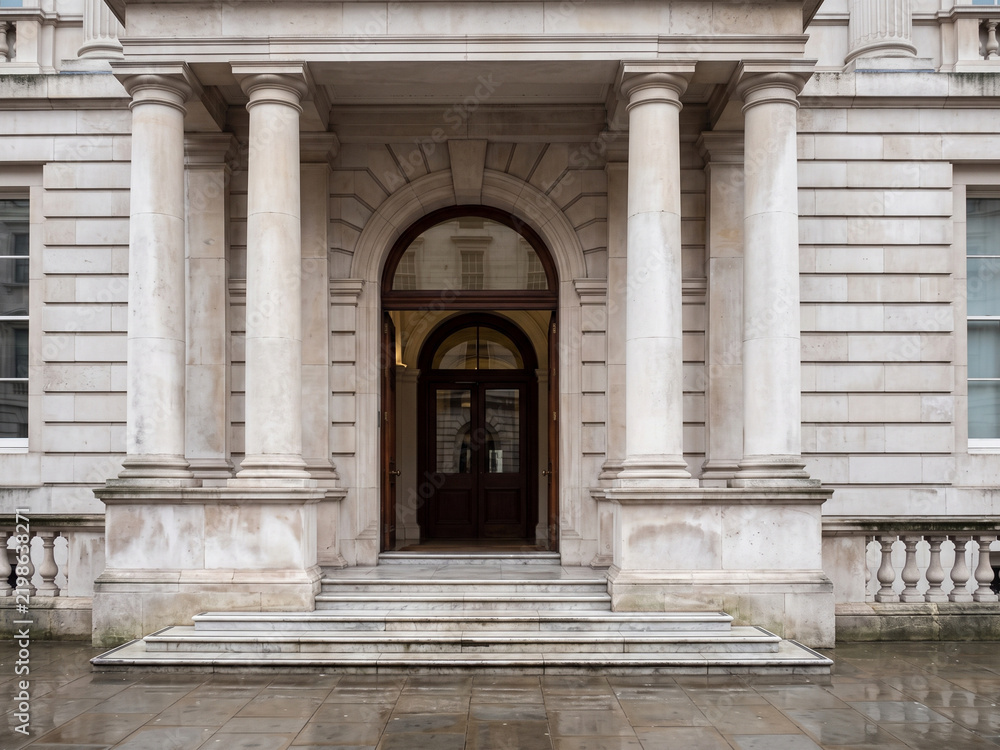 Fototapeta premium A grand historic stone building entrance featuring tall columns an
