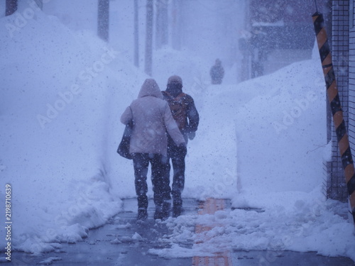 雪道を歩く人々