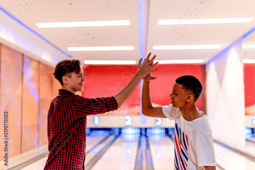 Fotografie Friends celebrate bowling victory photo