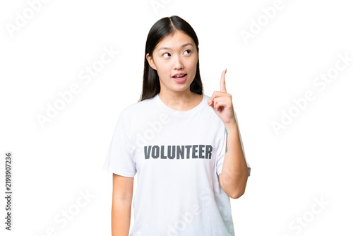 Quadro su tela Young volunteer woman over isolated chroma key background thinking an idea point