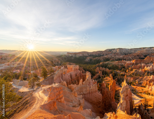 Fotografía Sunset glow over Bryce Canyon red rock formations, Utah