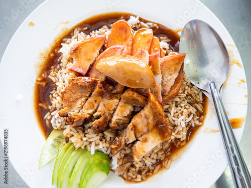 Foto Thai roasted red pork and crispy pork belly over steamed rice with sweet brown g