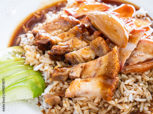Foto Thai roasted red pork and crispy pork belly over steamed rice with sweet brown g