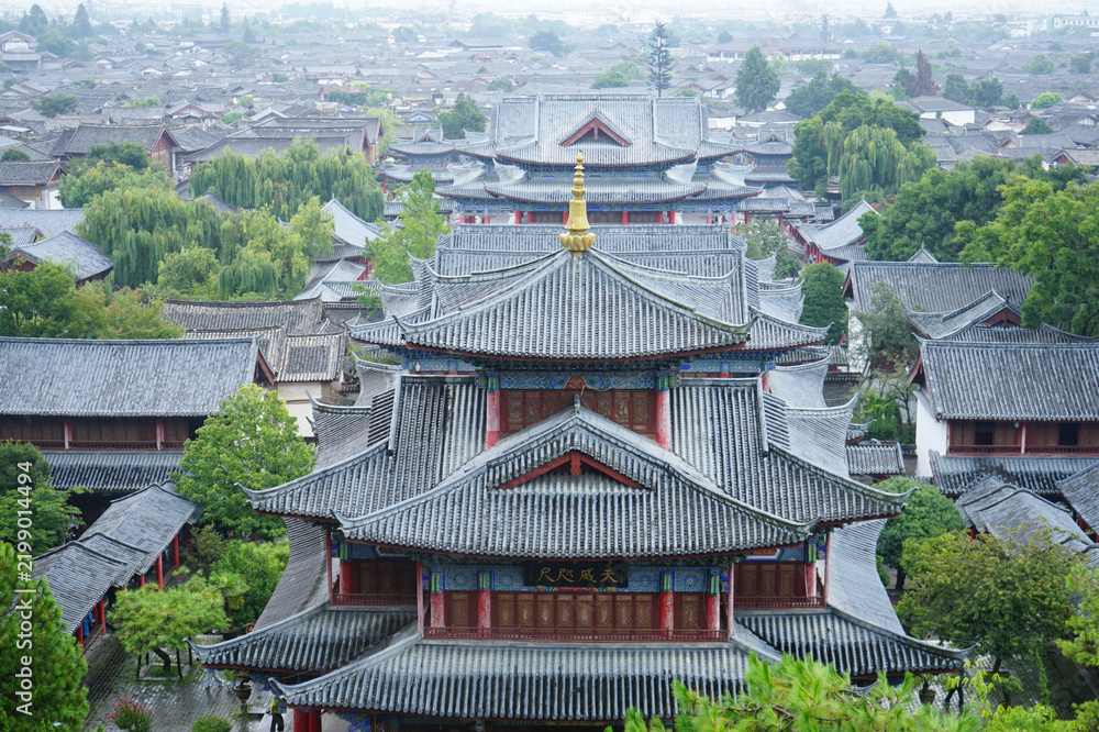 Obraz premium Aerial view of traditional Chinese pagoda and historic old town rooftops