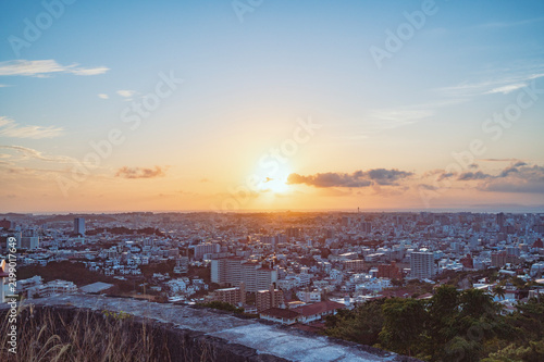 Tapety artystyczne 沖縄 首里城 西のアザナからの夕景