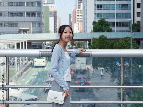 Tapety artystyczne 真夏の名古屋の栄の繁華街にいる私服の十代の女の子の姿