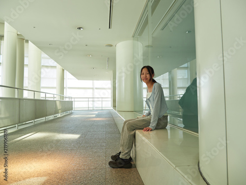 Tapety artystyczne 夏の名古屋の愛知芸術文化センターのロビーにいる私服の十代の女の子の姿