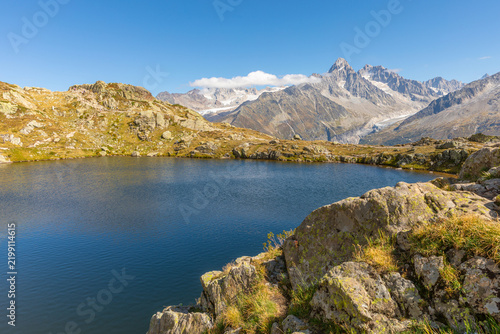Lacs des Chéserys avec l'Aiguille du Chardonnet en arrière plan situé au Massif du Mont-Blanc