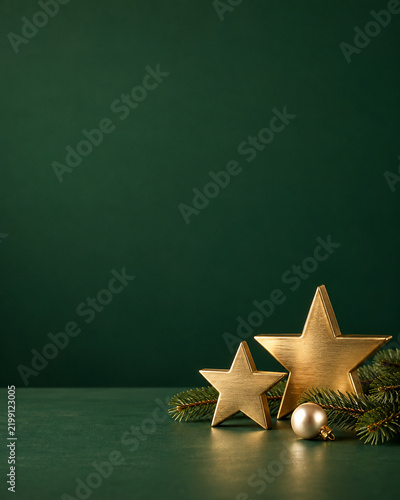 右下のゴールドスターとパールオーナメントを配したクリスマス背景