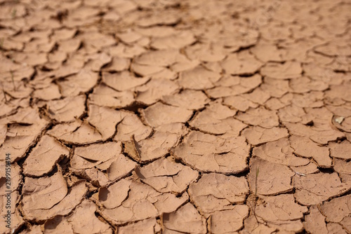 Foto Dry, textured ground pattern shows the impact of an intense drought with abnormally dry weather caused by less precipitation, water shortages, El Niño or La Niña
