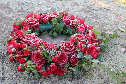 Trauerkranz mit roten Rosen im Winter 