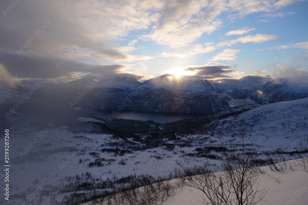 Obraz premium Winter mountain valley under dramatic evening clouds