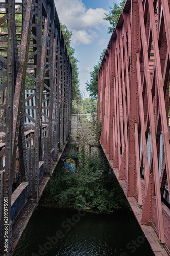Pont métallique au dessus de l'Orne à Fleury Normandie France
