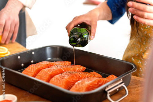 Fotografie Salmon preparation with olive oil.
