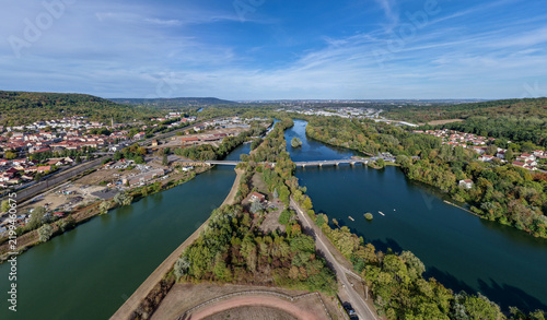 Obraz na plátně vue aérienne panoramique de la Moselle entre Ars-sur-Moselle et Jouy-aux-Arches, près de Metz