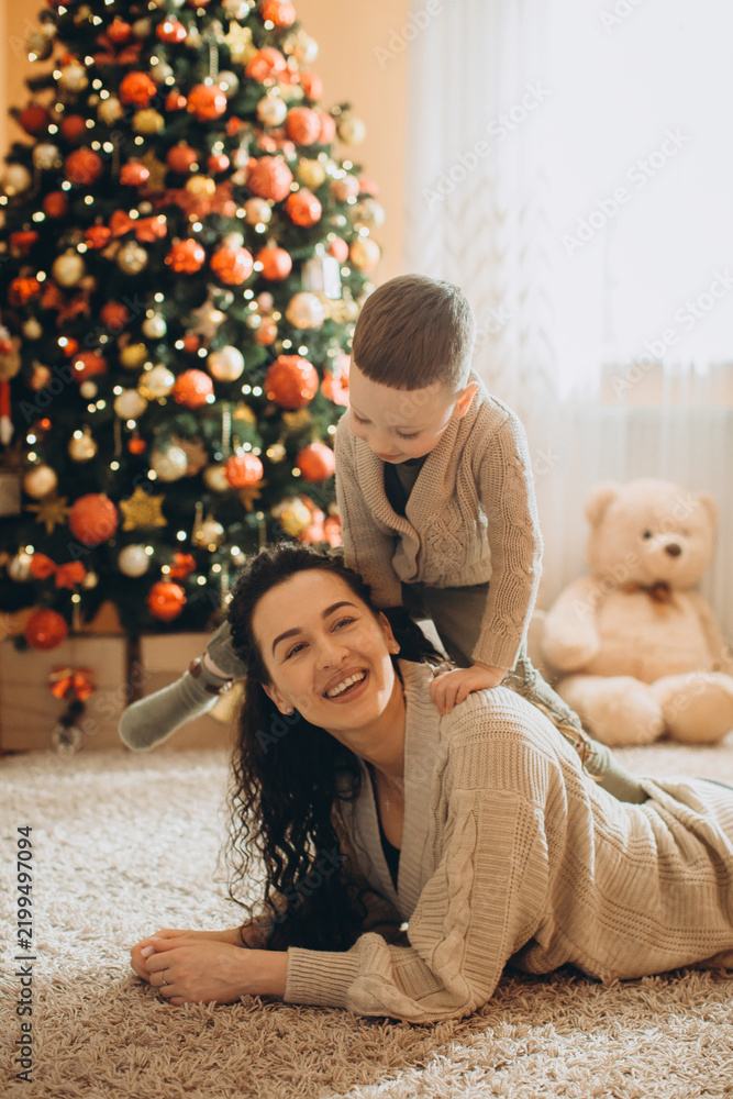 Obraz premium Mother and child playing during christmas holidays