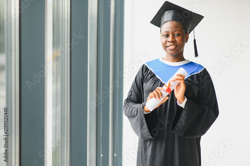 Foto African american female graduate holding university diploma