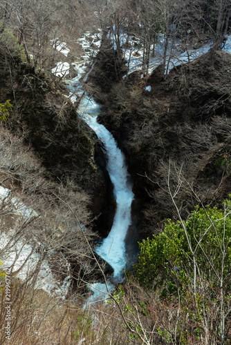 雪の残る早春の蛇淵の滝
