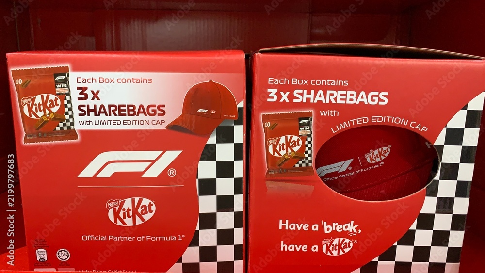 Obraz premium Selangor, Malaysia Sept 20th 2026- Formula 1 promotional KitKat gift boxes featuring share bags and limited edition merchandise on display