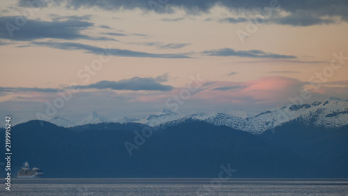 Fotografie Breathtaking Alaska mountain glacier range view seen with cruise ship cruiseship