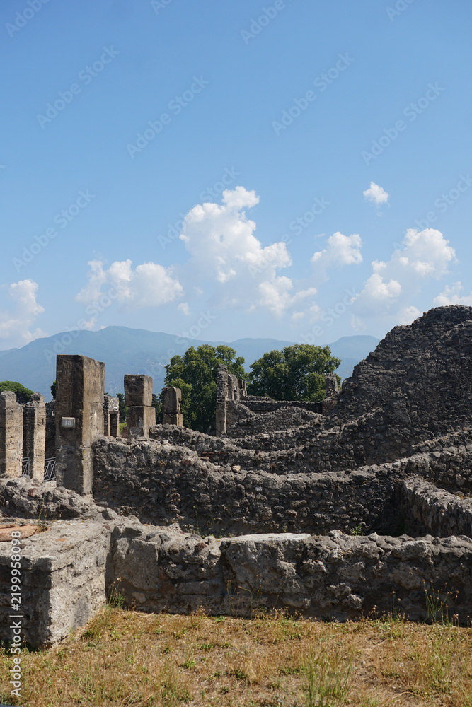 Obraz premium Ancient Roman ruins of Pompeii on a sunny day