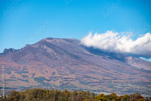 Fototapeta 青空のもと山頂付近に白雲がたなびく秋の浅間山