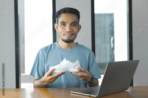 Cuadro en lienzo Influencer promoting products online while creating content and developing an additional income stream