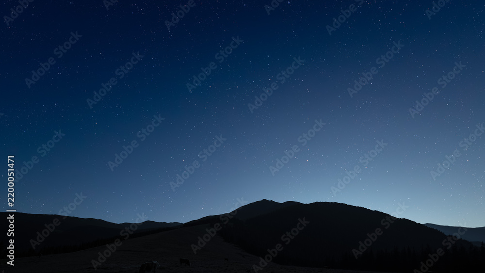 Obraz premium Glowing Christmas star above a peaceful mountain landscape
