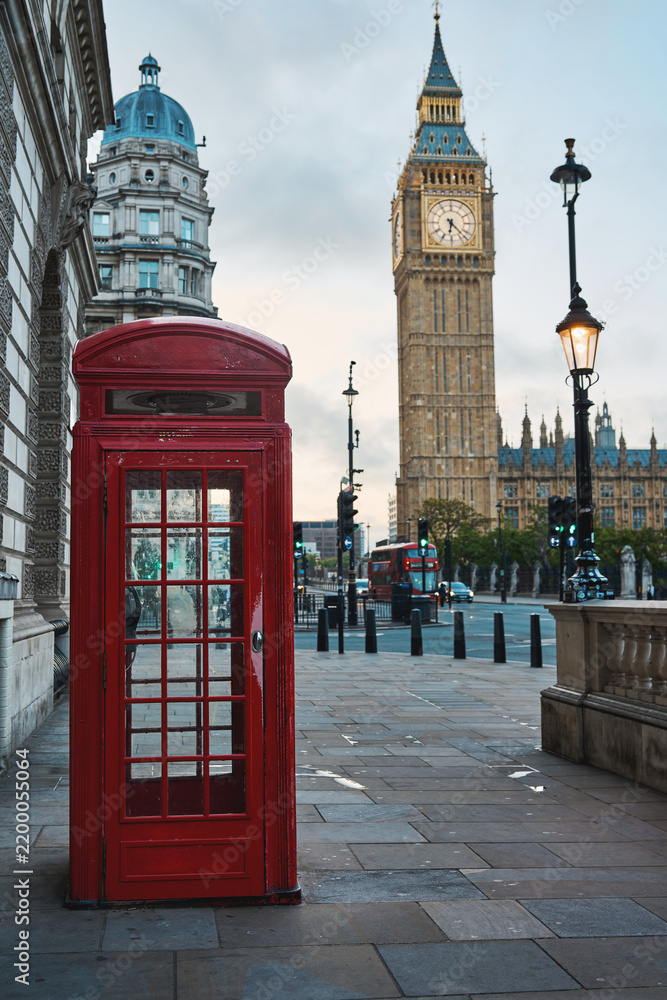 Obraz premium Red telephone box with Elizabeth Tower in central London