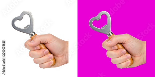 Foto A hand holding a heart shaped bottle opener with wooden handle transparent png