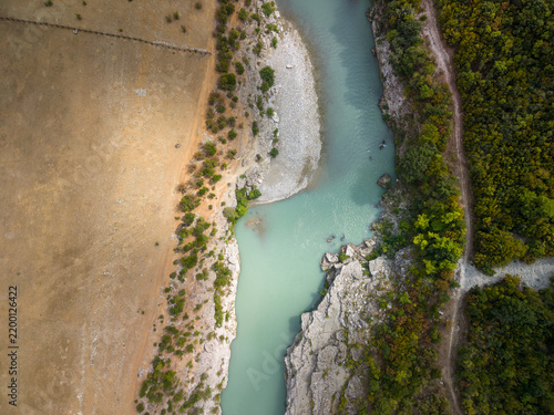 Cuadro en lienzo Vjosa River passes narrow canyon in Albania