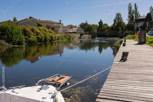 Fotografía Ponton en bord de rivière dans un village