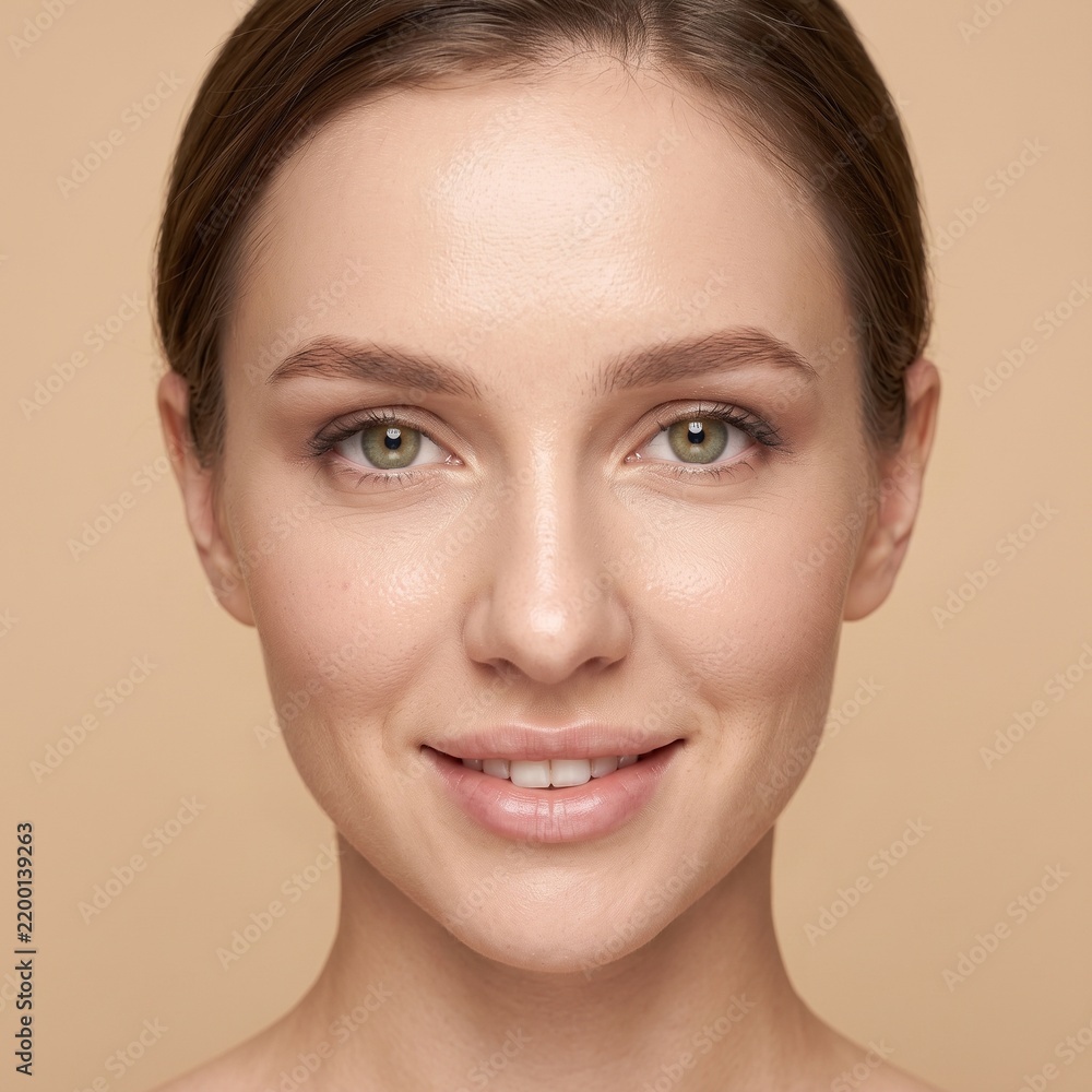 Obraz premium Close-up beauty portrait of young smiling woman with glowing healthy clean skin