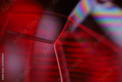 Foto Geometric crimson red liquid film vertex node with spectral rainbow flare