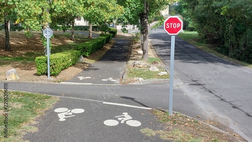 Panneau  sur une piste cyclable.